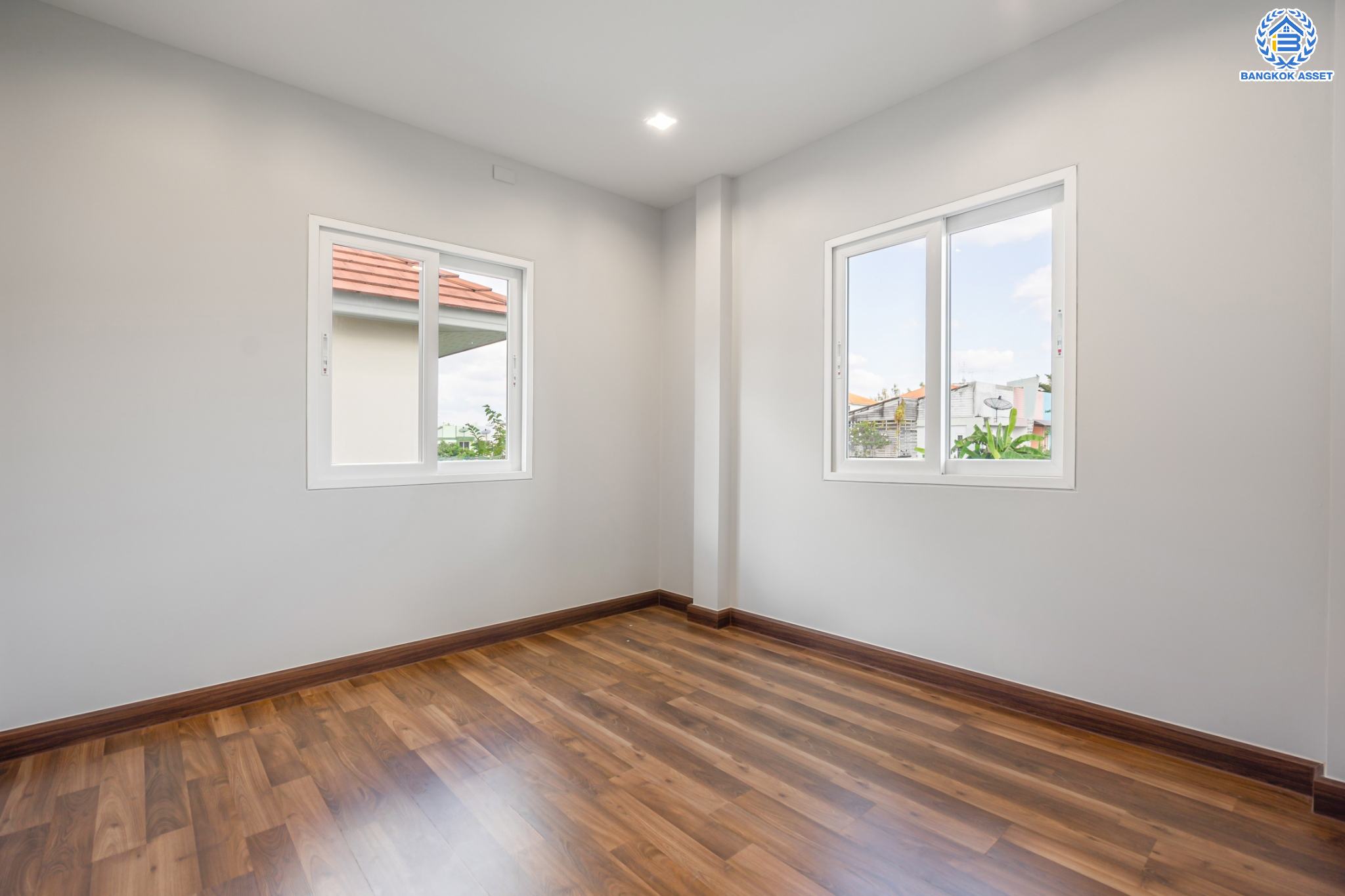 บ้านมือสองตกแต่งใหม่ ม.เศรณี คาซ่า ดอนเมือง บ้านเดี่ยว หลังมุม เนื้อที่ 56.2 ตร.ว. ฟังก์ชันจัดเต็ม 5 ห้องนอน 5 ห้องน้ำ 1 ห้องอเนกประสงค์ จอดรถได้ 2 คัน พร้อมมีพื้นที่สีเขียวที่ให้คุณจัดมุมพักผ่อนเล็กๆ ได้ชิลๆ ราคาคุ้มสุดในย่านนี้! ใกล้สนามบินดอนเมือง, ทางด่วน "ศรีสมาน" และรถไฟฟ้าสายสีแดง "สถานีดอนเมือง"